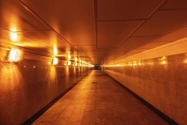 Paso Subterráneo Vacío Iluminado Con Luz Amarilla — Foto de Stock
