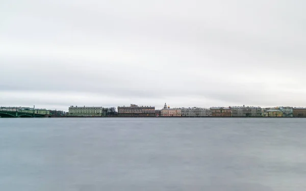 Vista Panorâmica Inverno São Petersburgo Rio Neva Exposição Prolongada — Fotografia de Stock