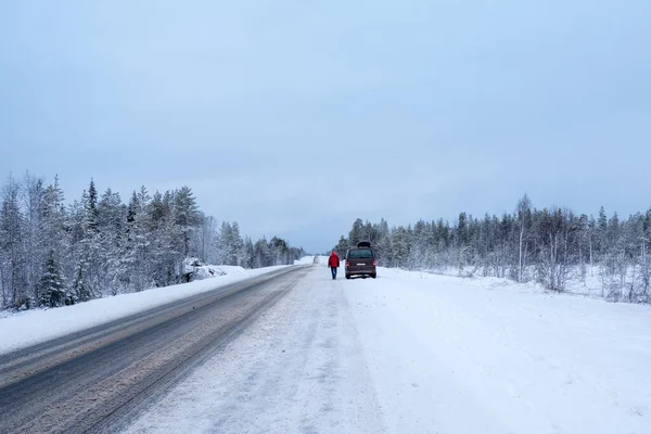 Samochód Stoi Poboczu Zimowej Drogi Arktyczny Śnieg Prosta Zimowa Droga — Zdjęcie stockowe