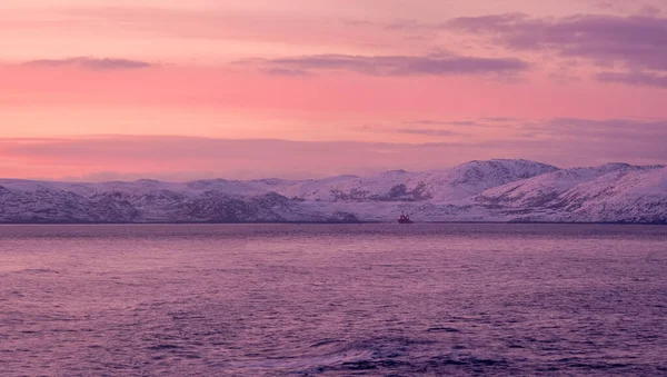 Incroyable Lever Soleil Paysage Polaire Avec Une Chaîne Montagnes Enneigées — Photo