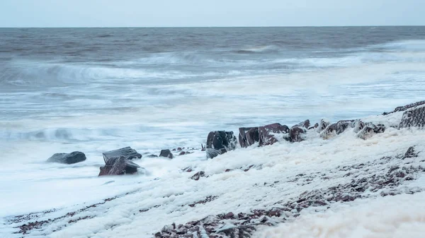 水在模糊中 白海上的风暴 戏剧化的风景 海浪在岸边翻滚 — 图库照片