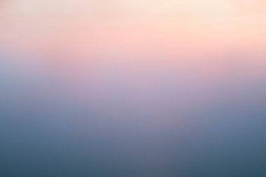 Doğal buzlu bulanık pembe-mavi gradyan arkaplan.