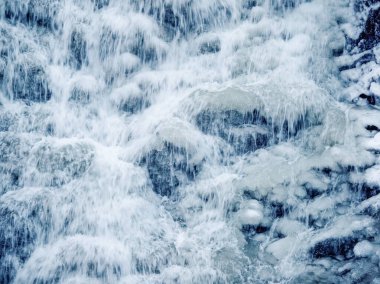 Su hareket halinde. Kış mevsiminde şelalenin çağlayanı. Donmuş şelale.