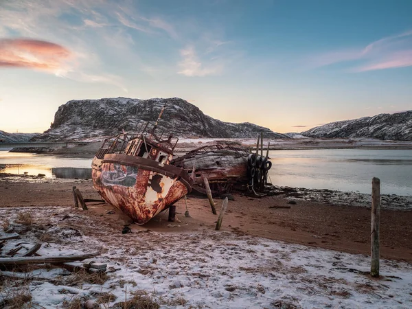 Viejo Barco Pesca Oxidado Abandonado Por Una Tormenta Orilla Cementerio —  Fotos de Stock