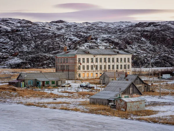 Aldeia Autêntica Teriberka Norte Rússia Construção Uma Antiga Escola Abandonada — Fotografia de Stock