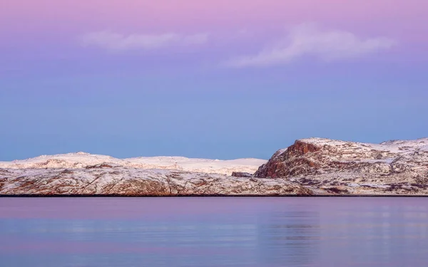 Niesamowity Zachód Słońca Polarny Krajobraz Białym Śnieżnym Pasmem Górskim Horyzoncie — Zdjęcie stockowe