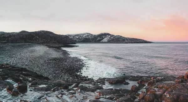 一个有潮汐海岸线的岩石悬崖 巴伦支海上美丽的全景山水 Teriberka — 图库照片
