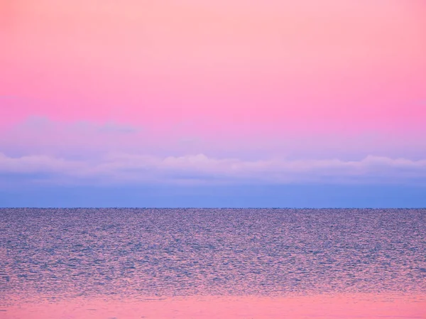集中精神神奇的北极紫色夜晚简约的海景 品红的天然背景 — 图库照片