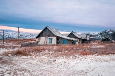 Tundra 'da terk edilmiş bir köy. Teriberka 'nın eski otantik köyü. Kola Yarımadası. Rusya.