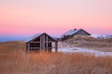 Arktik gökyüzüne karşı terk edilmiş evler. Teriberka 'nın eski otantik köyü. Kola Yarımadası. Rusya.