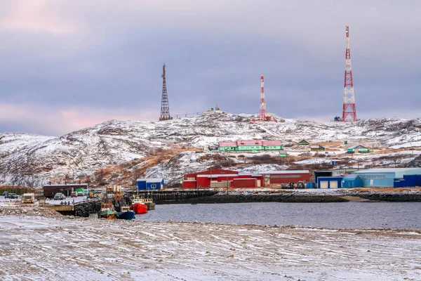 北極のシフトキャンプ バレンツ海の丘の上の家 テリベルカだ ロシア — ストック写真