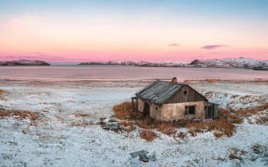 Arktik gökyüzüne karşı terk edilmiş evin panoramik manzarası. Teriberka 'nın eski otantik köyü. Kola Yarımadası. Rusya.