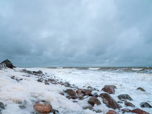 戏剧化的海景 白浪汹涌 海岸上有一座小茅屋 坎达拉卡沙湾Umba 俄罗斯 — 图库照片