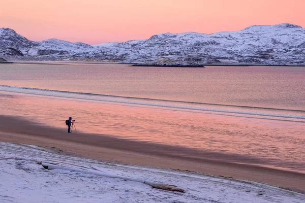 Fotografen Fotograferar Ett Underbart Arktiskt Solnedgångslandskap Barents Hav — Stockfoto