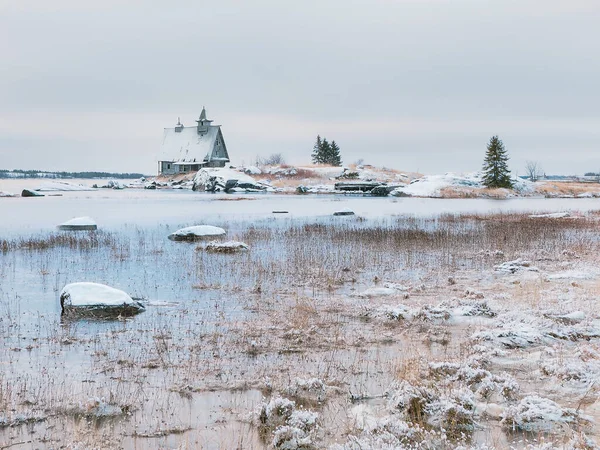 주의자의 눈덮인 풍경과 러시아 마을라 스트로 해변에 — 스톡 사진