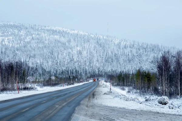 雪のパス 丘の上の冬の北極道 — ストック写真