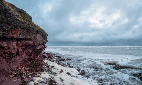 水面上的岩石悬崖 有潮汐海岸线 白海全景视图 — 图库照片