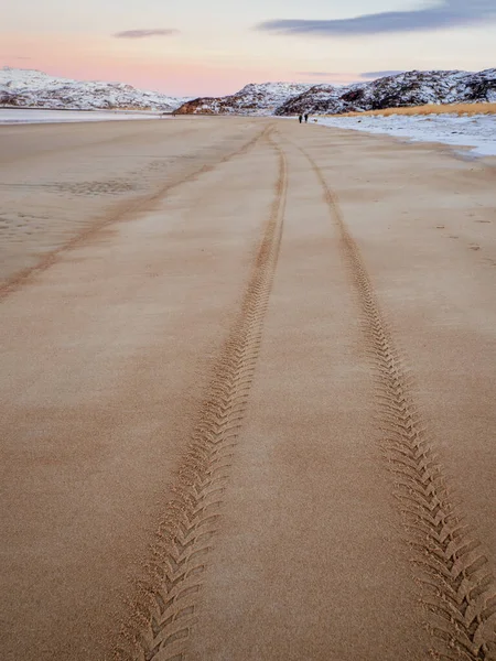 海沙上的轮胎胎记一直延伸到远方 — 图库照片