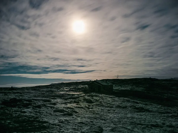 Kayalık Bir Sahilde Harap Olmuş Eski Bir Evin Üzerinde Işığı — Stok fotoğraf