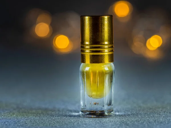 Geconcentreerd Parfum Een Miniflesje Glanzende Feestelijke Donkere Achtergrond — Stockfoto