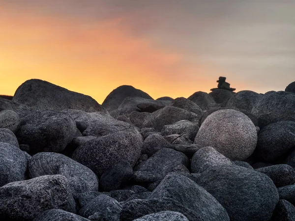 海滨特写镜头上卵石的天然背景 北海上的海滩表面覆盖着各种颜色的灰色 光滑的大圆石 Teriberka — 图库照片