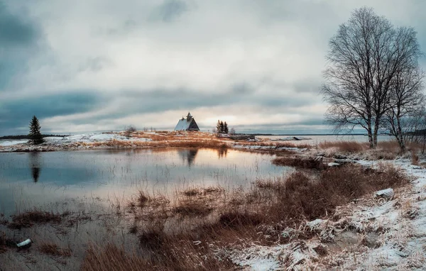 Minimalista Paesaggio Invernale Innevato Con Autentica Casa Sulla Riva Nel — Foto Stock