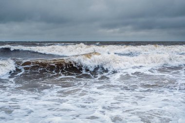 Tehlikeli büyük dalgalar. Beyaz Deniz 'de şiddetli kış dalgaları. Dramatik deniz manzarası.