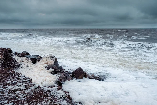 白海上的寒流汹涌 海浪在岸上滚滚而过 戏剧化的海景 — 图库照片