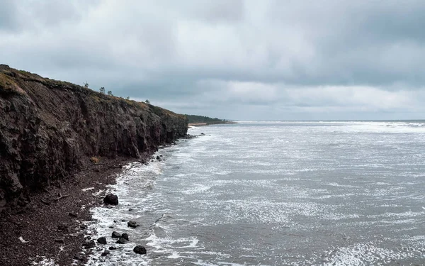 Een Rotswand Boven Het Water Met Een Getijdeoever Tersky Kust — Stockfoto