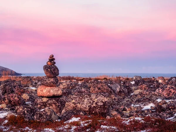 Turistisk Pyramid Balanserad Stapel Stenar Vintern Tundra Regionen Teriberka Ryssland — Stockfoto