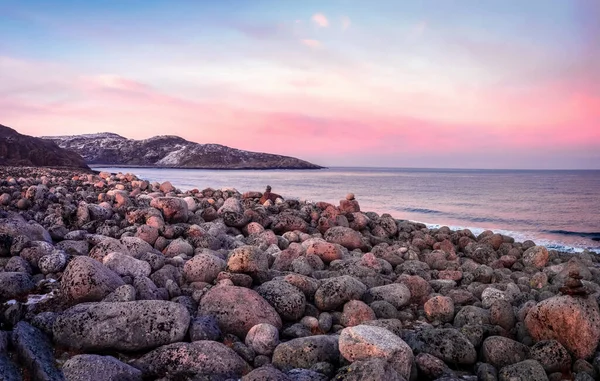 神奇的日落海滨卵石的天然背景 北海的海滩表面覆盖着各种尺寸的灰色的光滑的大圆石 — 图库照片