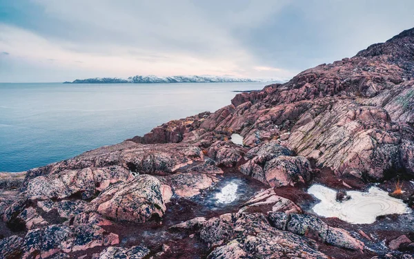 眺望北极天空中的悬崖 简约的风景 美丽的岩石 漂亮的极地风景 岩石尖尖 — 图库照片