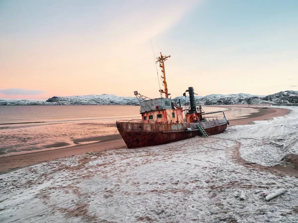 Velho Barco Pesca Enferrujado Apareceu Numa Praia Areia Mar Barents — Fotografia de Stock