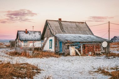 Otantik kuzey köyü, eski etnik balıkçı evleri, yığınla odun yığını. Teriberka. Rusya.