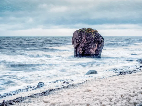 暴风雨般的大海浪花白沫滚在岩石海岸上 巨大的岩石从海里突出来 — 图库照片