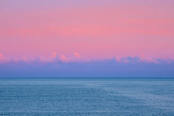 品红的天然背景 云下的大海 神奇的北极紫色夜晚简约的海景 软焦点 — 图库照片
