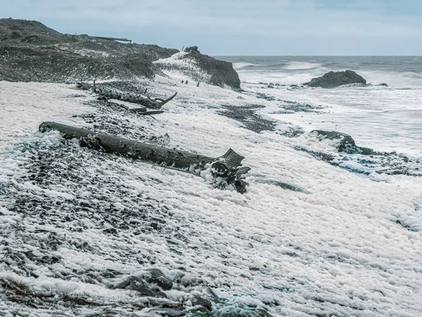 暴风雨般的大海浪花白沫滚在岩石海岸上 Tersky Coast Cape Ship Kola Peninsula — 图库照片