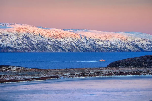 Niesamowity Wschód Słońca Polarny Krajobraz Białym Śnieżnym Pasmem Górskim Horyzoncie — Zdjęcie stockowe