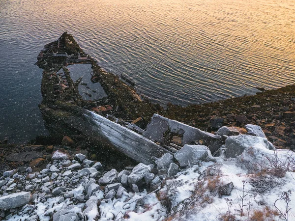 Velho Barco Pesca Enferrujado Abandonado Por Uma Tempestade Costa Inverno — Fotografia de Stock