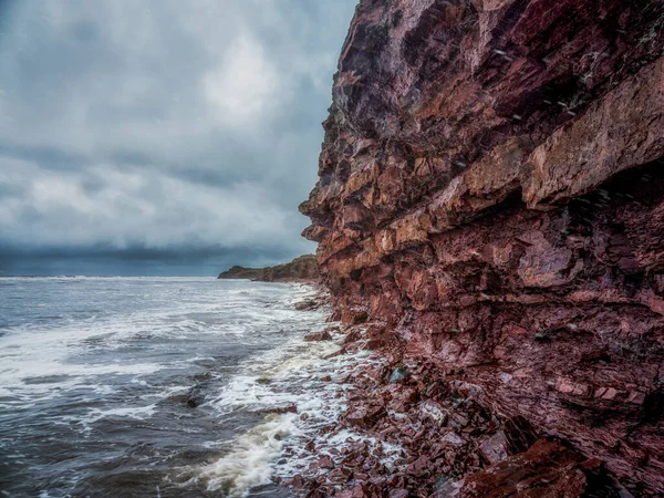 海面上的悬崖 海岸线狭窄 浪花白沫滚在岩石海岸上 Tersky Coast Cape Ship Kola Peninsula — 图库照片