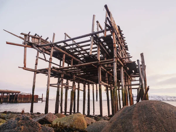 Esqueleto Uma Barraca Pesca Praia Casa Abandonada Contra Céu Árctico — Fotografia de Stock