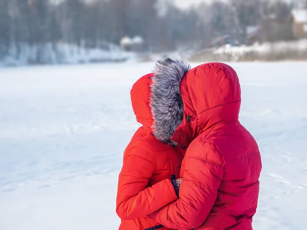 Een Paar Rode Jassen Winter Knuffelen Kou — Stockfoto