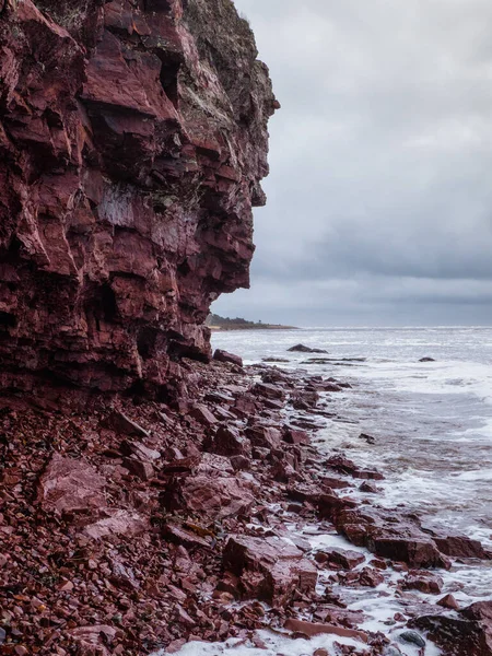 海面上的悬崖 海岸线狭窄 浪花白沫滚在岩石海岸上 Tersky Coast Cape Ship Kola Peninsula — 图库照片