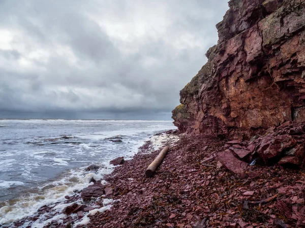海面上的悬崖 海岸线狭窄 一个大圆木被冲到海滩上 浪花白沫滚在岩石海岸上 Tersky Coast Cape Ship Kola Peninsula — 图库照片
