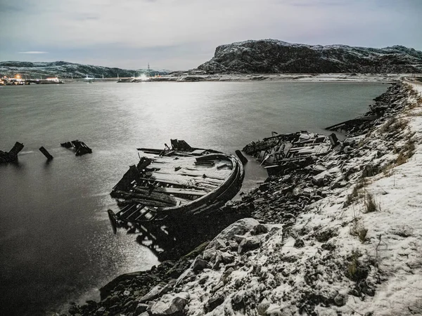 Vista Noturna Cemitério Navios Antiga Vila Piscatória Costa Mar Barents — Fotografia de Stock