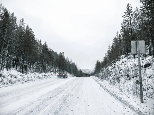 車は動いている 滑りやすい急な上り坂を登る 滑りやすい冬の道 — ストック写真