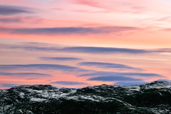 自然背景 夜晚的天空 北极山雪山上的镜片云彩 科拉半岛 — 图库照片