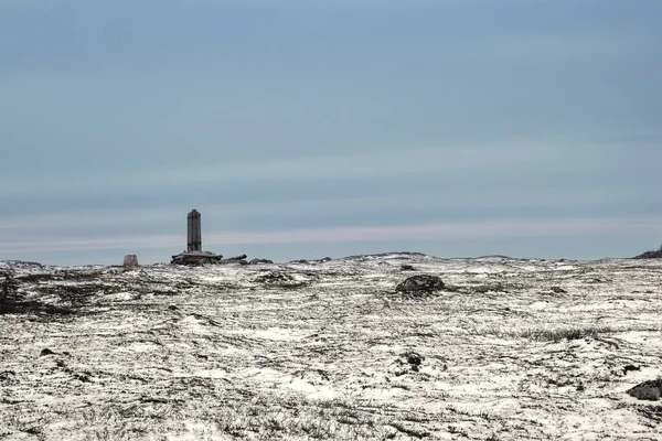 Zepsuty Słup Telegraficzny Pokrytym Śniegiem Wzgórzu Arktyki Minimalistyczny Krajobraz Polarny — Zdjęcie stockowe