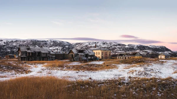 Arktik Gökyüzüne Karşı Terk Edilmiş Evler Teriberka Nın Eski Otantik — Stok fotoğraf
