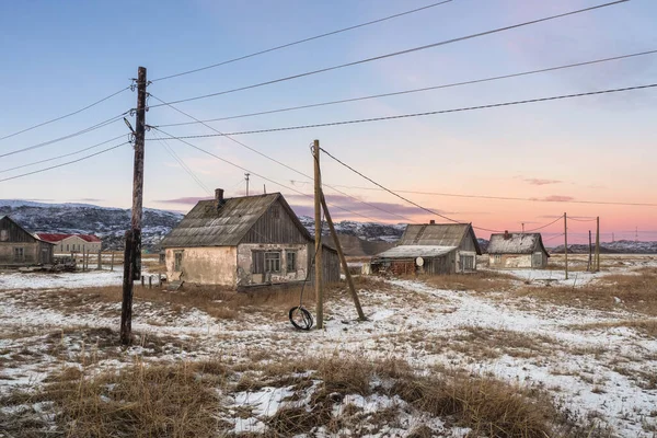 Una Red Cables Postes Telegráficos Casas Abandonadas Contra Cielo Ártico — Foto de Stock